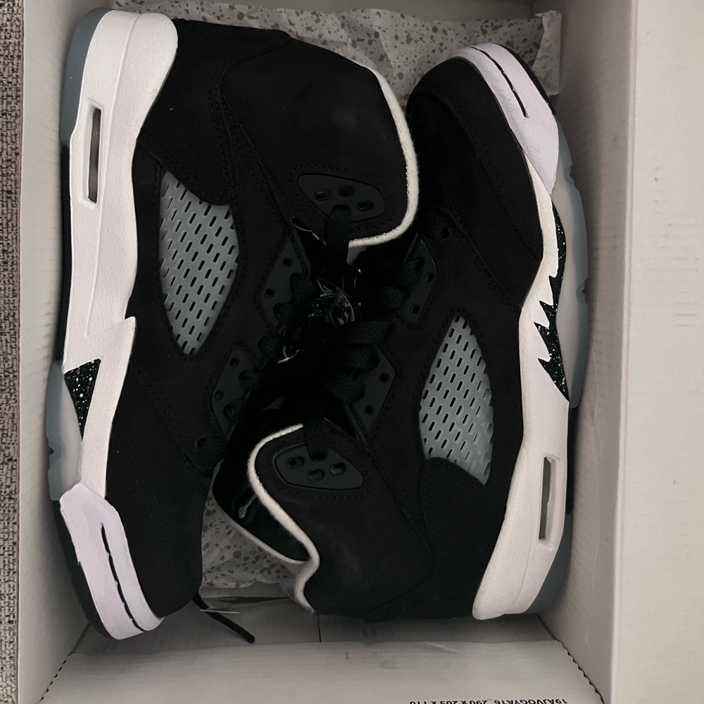 Never worn Jordan 5 Retro